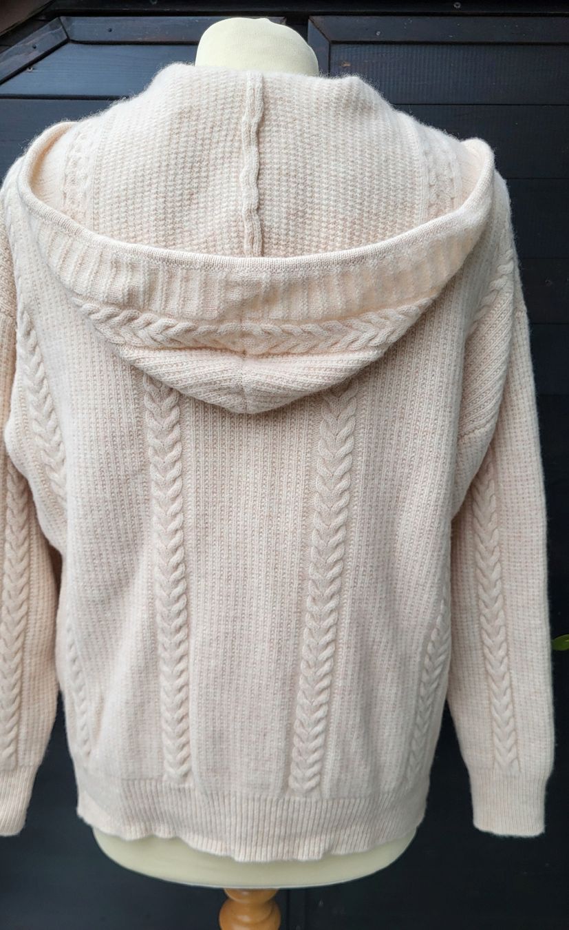 Pulls & Sweat-shirts: Cardigan chaud – Neuf avec emballage d'origine à Fribourg par VictoriaShop7 3