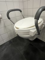 Toilettensitzerhöhung mit Armlehnen weiss guter Zustand