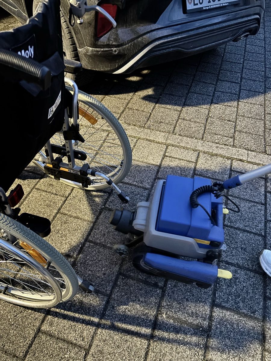 Rollstühle: Rollstuhl Molly mit Schiebe und Bremshilfe Motor – Gebraucht aus Emmen von H.Bettina 4