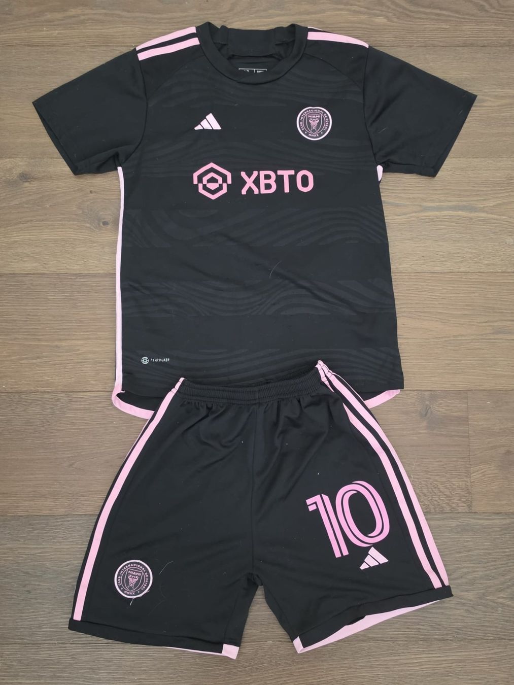 Adidas Scarpe, pantaloni & magliette da ginnastica: Inter Miami Trickot Messi Kinder Grösse 28 Schwarz Rosa – Usato da Unterengstringen venduto da pascalkurmann