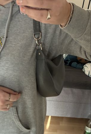 Tasche aus Leder grau mit Umhängeriemen