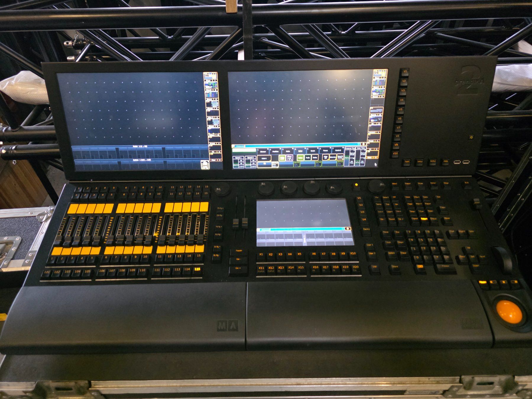 Console di mixaggio: Grand MA2 Light – Usato da Neuenegg venduto da Fluemi01 1