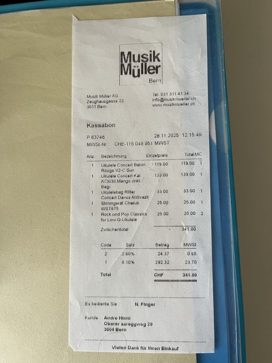 Instruments de musique: 2 Ukulelen, Stimmgerät, Bücher, CD’s – D'occasion à Bern par amapola9 5
