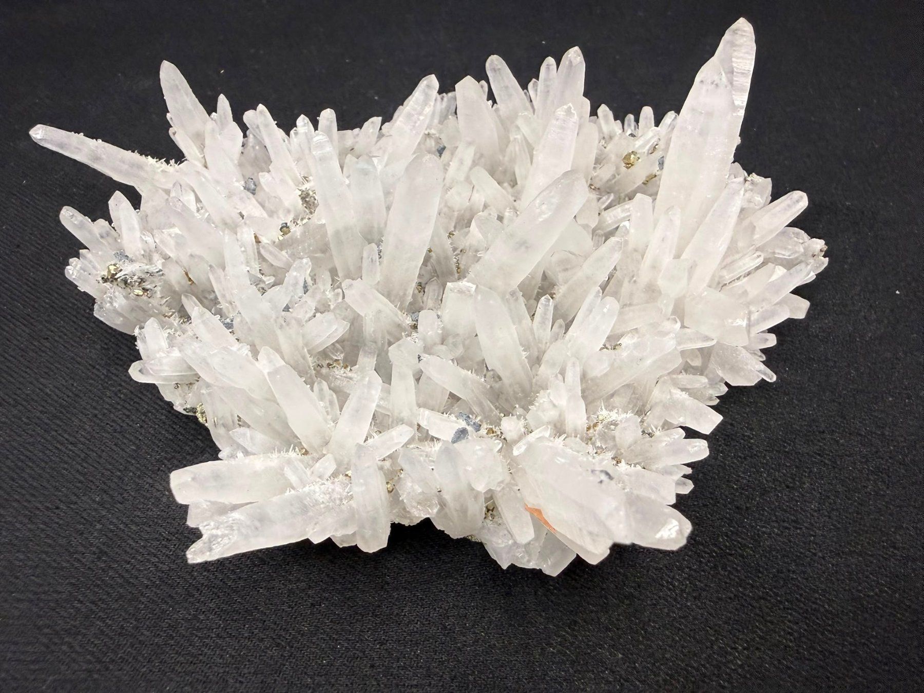 Minerali & Pietre curative: Pyrit auf Quarz – Usato da Schinznach Bad venduto da Demerald