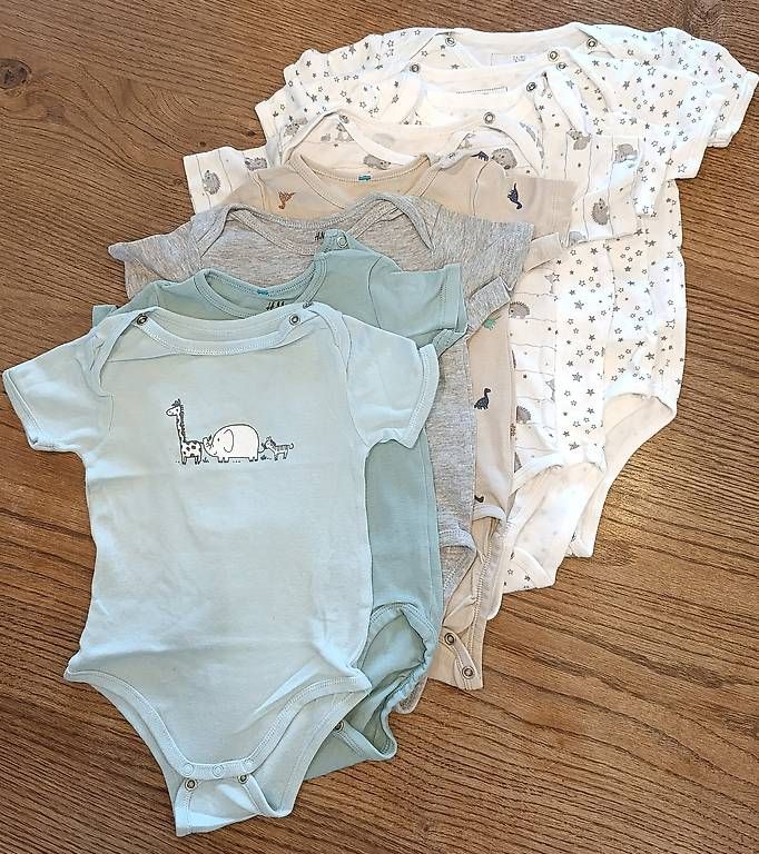 Lotti & Set di vestiti: 8 kurzarm Bodies aus Bio-Baumwolle – Usato da Steinen venduto da Jules_Sch