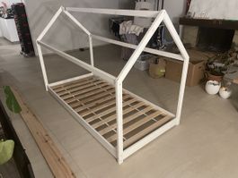 Kinderbett Hausbett Gestell weiss Lattenrost