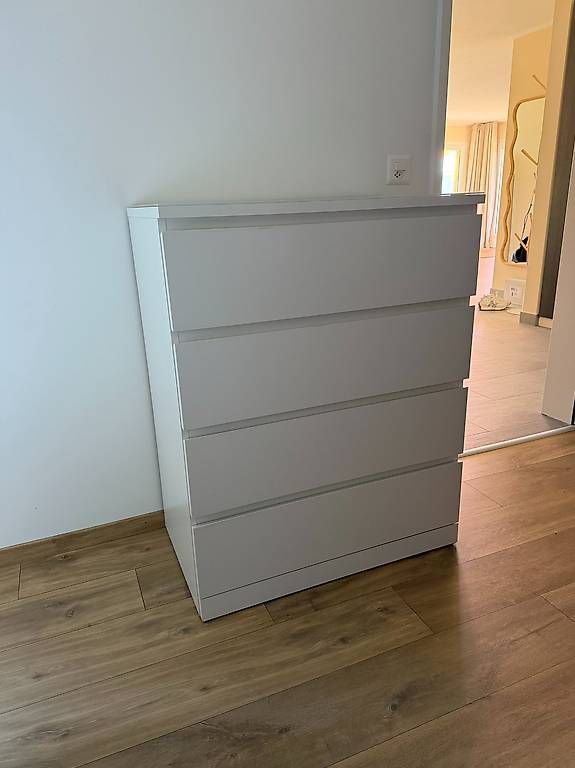 Cassettiere: Commode Malm IKEA 4 tiroirs avec plateau en verre – Usato da Lausanne venduto da yduchech 1