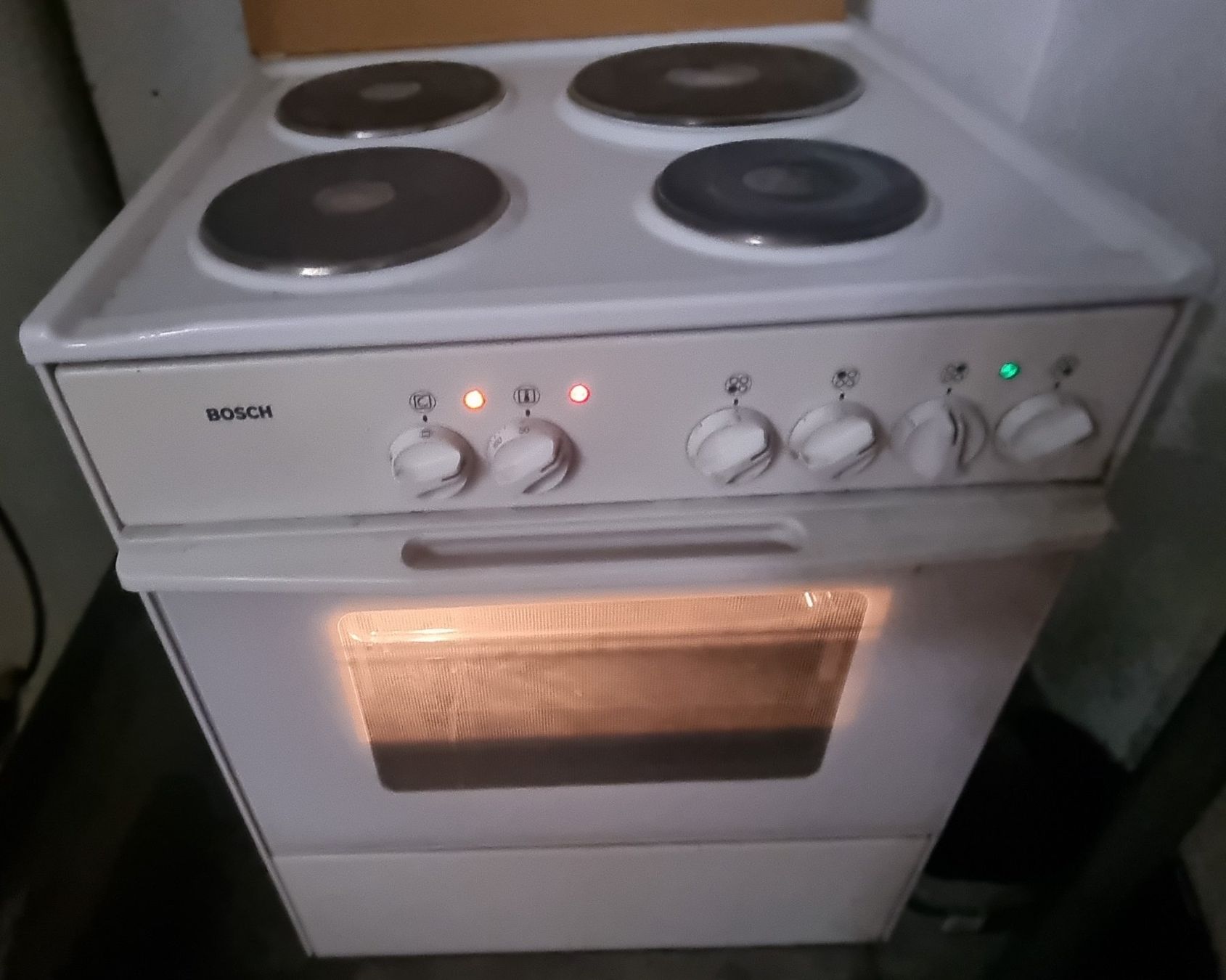 Cucine: Cuisinière Bosch, 4 plaques traditionnelles, four – Usato da Neuchatel venduto da Alne 1