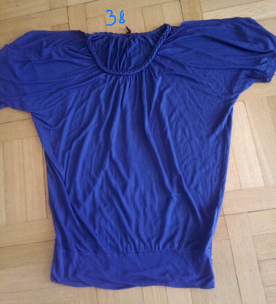 T-shirt: Top bleu électrique taille 38, col tressé, style décontracté – Nuovo (secondo la descrizione) da Genève venduto da fra_f685