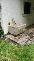 Fontaine de jardin ancienne en pierre, style rustique 