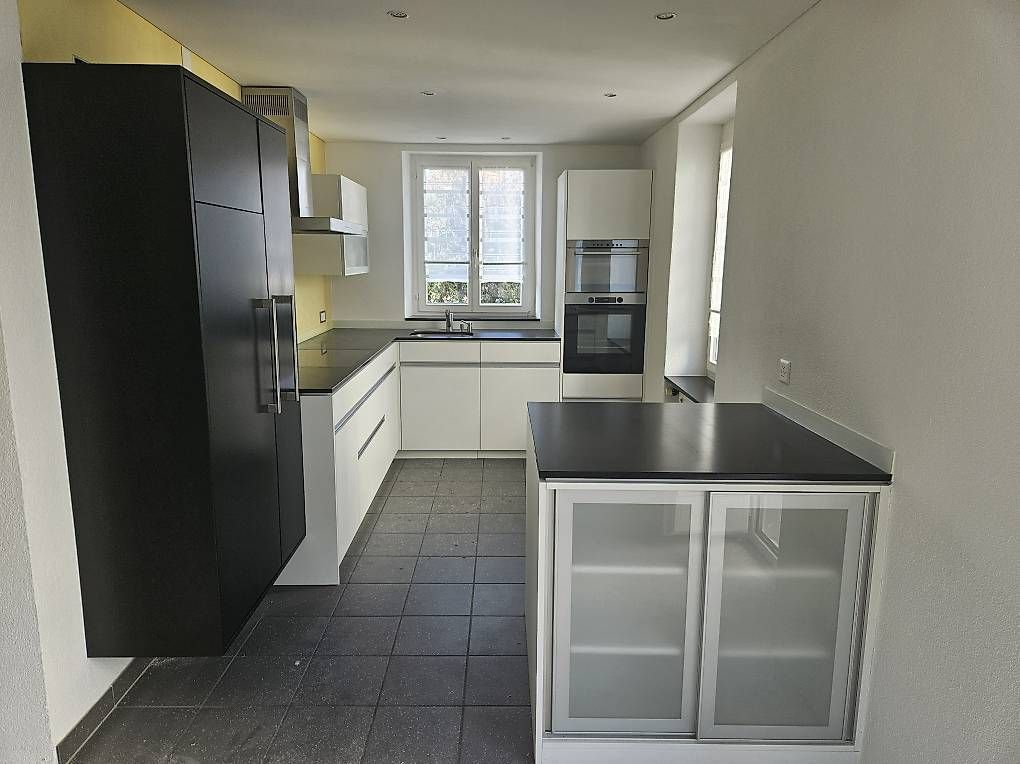 Cuisines complètes: Einbauküche mit neuwertigem Kühlschrank & Backofen – D'occasion à Sirnach par Akira10