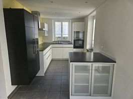 Einbauküche mit neuwertigem Kühlschrank & Backofen
