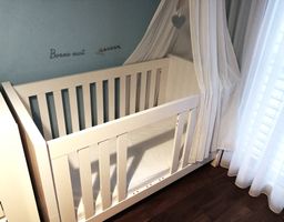 Babybett weiss lackiert inkl. Matratze, Bettlacken & Himmel