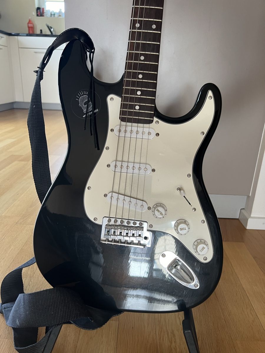 Aria Musikinstrumente: E-Gitarre – Gebraucht aus Gossau SG von mrs_h99 2