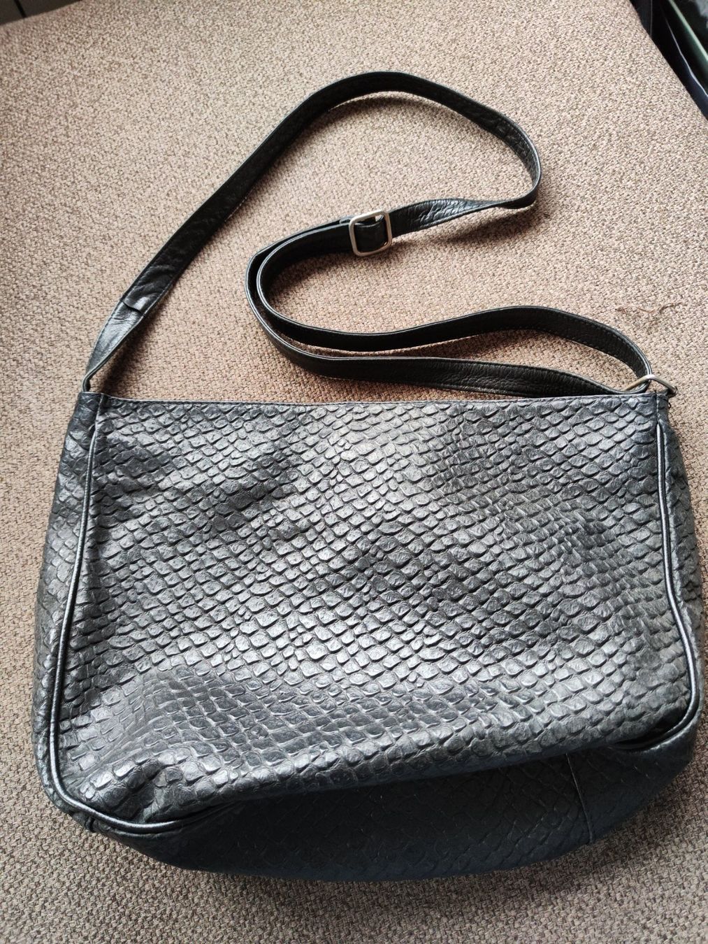 Borse da donna: Handtasche, schwarzes Leder – Usato da Saas im Prättigau venduto da eve_22 2