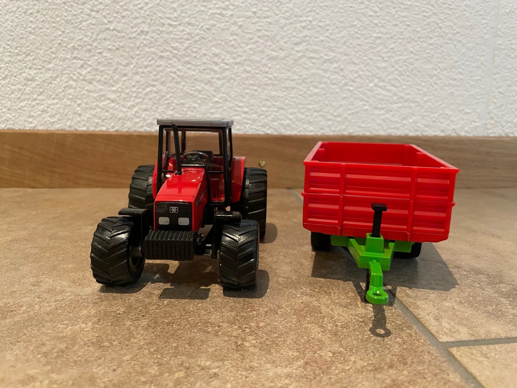 Massey Ferguson Trattori: SIKU Massey Ferguson 4270 mit Kipper – Nuovo e nell'imballaggio originale da Kreuzlingen venduto da Stefan1150 1