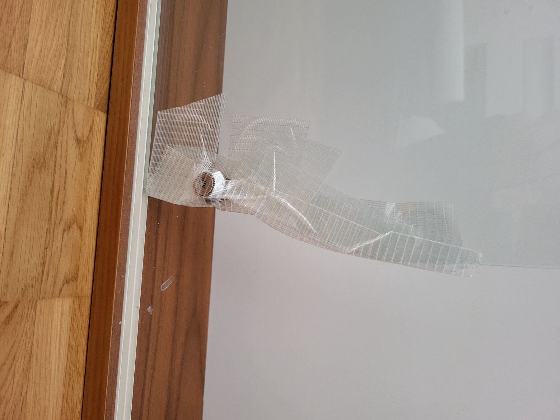 Vitrinen: 1 Glasvitrine (beschädigt) – Gebraucht aus Thalwil von capper73 2