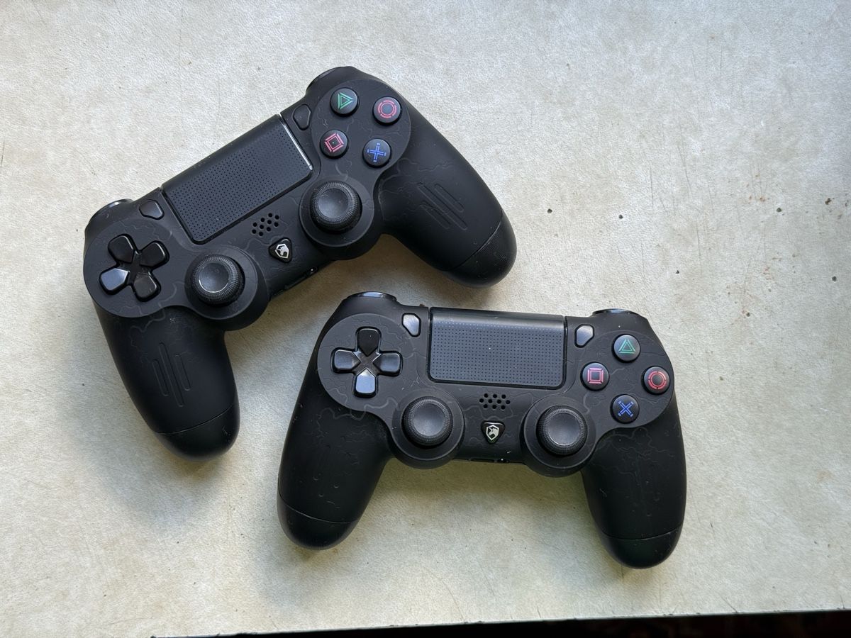 Controller: 2 Ps4 Controller der Marke Echtpower mit LED Design – Gebraucht aus Zürich von mangomaster
