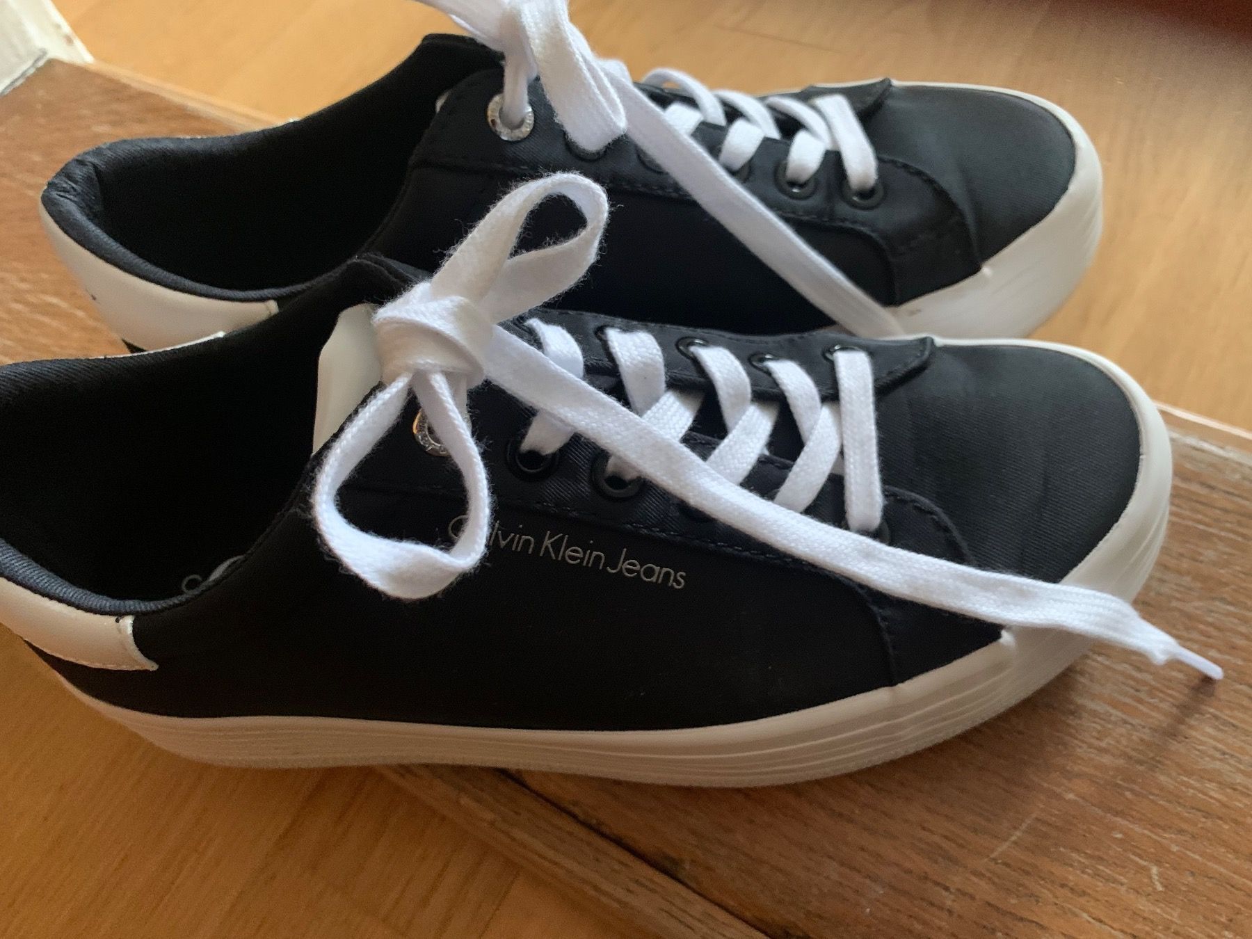 Calvin Klein Scarpe da donna: Calvin Klein sneakers Gr.37 – Usato da Zürich venduto da Ju777 1