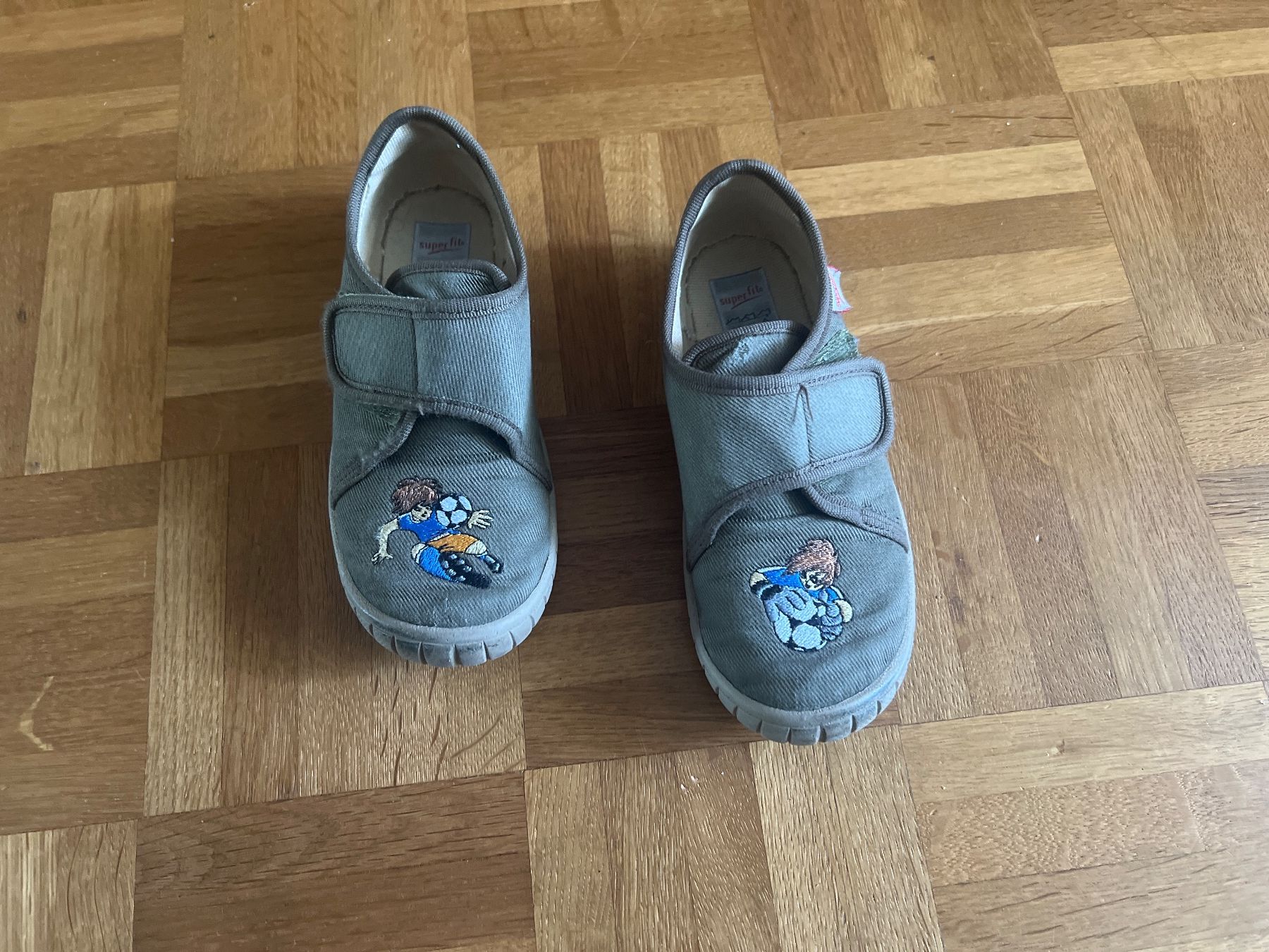 Superfit Scarpe per ragazzi: Kinderfinken Hausschuhe, Superfit, Gr27 – Usato da Basel venduto da friceberg2