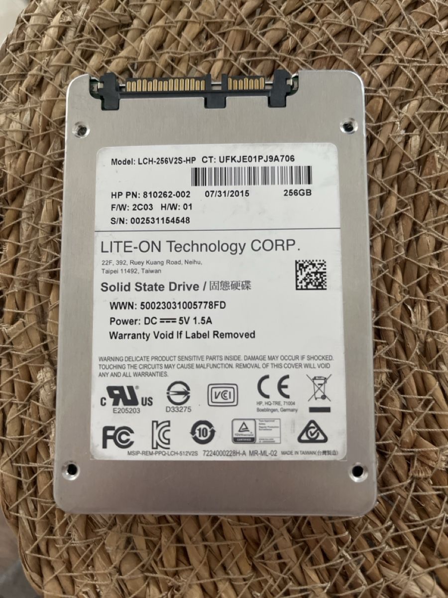Dischi rigidi:  256GB Ssd sata 2.5 – Usato da Umiken venduto da rus_6r29