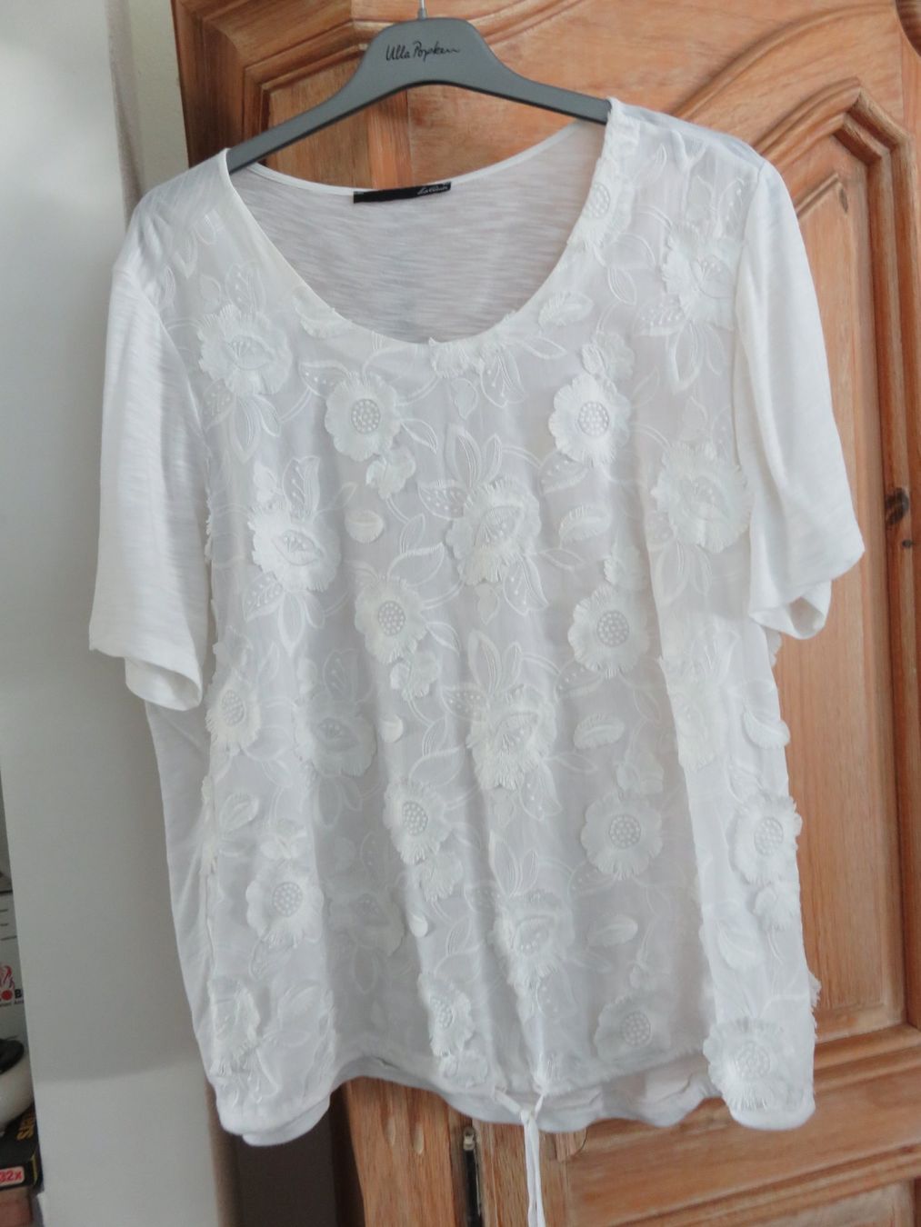 T-Shirts: SHIRT MIT BLUMENAPPLIKATIONENEN Gr. 48 – Neu (gemäss Beschreibung) aus Lachen SZ von portofino01