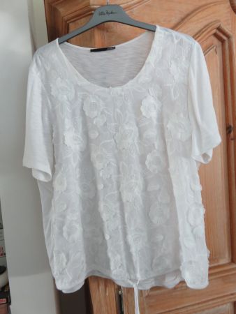 SHIRT MIT BLUMENAPPLIKATIONENEN Gr. 48