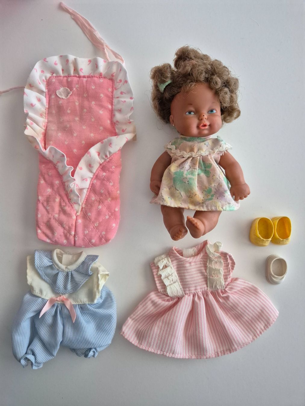 Bambole: Puppe mit Bett und Kleidern – Usato da Zürich venduto da pau_y8mv