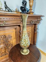 Elegante Vintage-Messingvase mit kunstvoller Emaille-Verzier