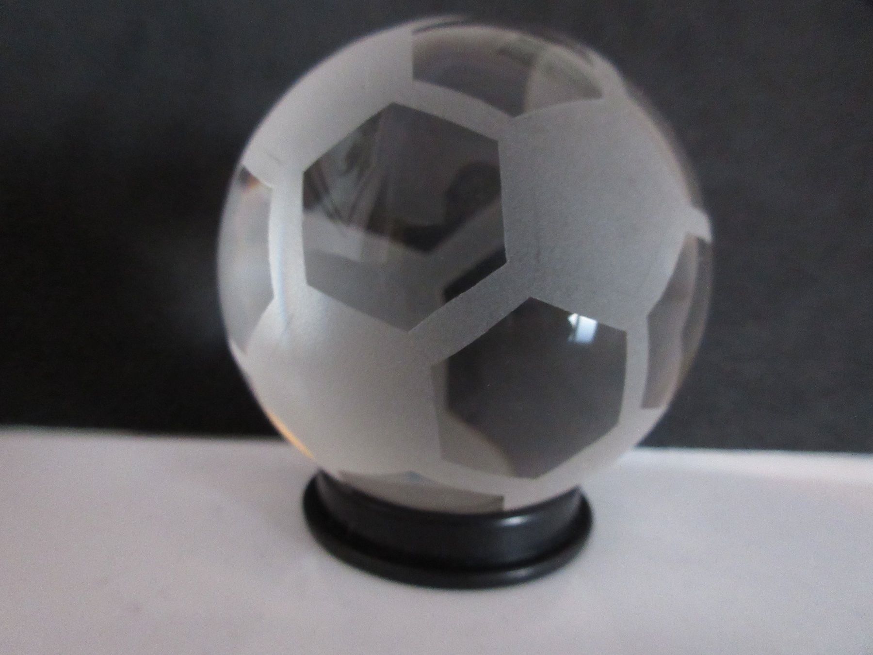 Statuette: Fussball als Briefbeschwerer oder Deko, Kristallglas, 6 cm – Usato da Egg b. Zürich venduto da Mogli93 1