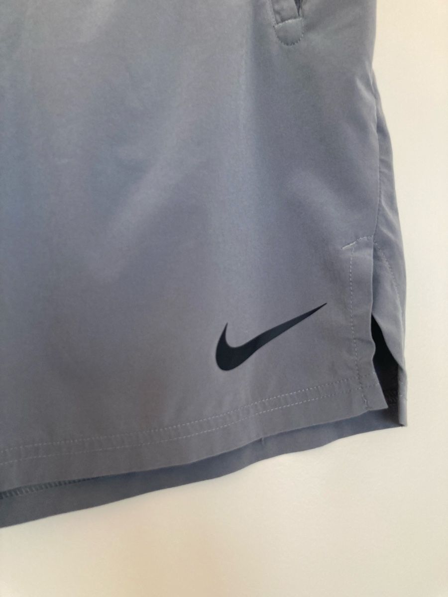 Nike Pantaloni: Shorts Nike Dri-Fit gris taille M – Usato da Chêne-Bougeries venduto da GiovannaDiLoreto 2