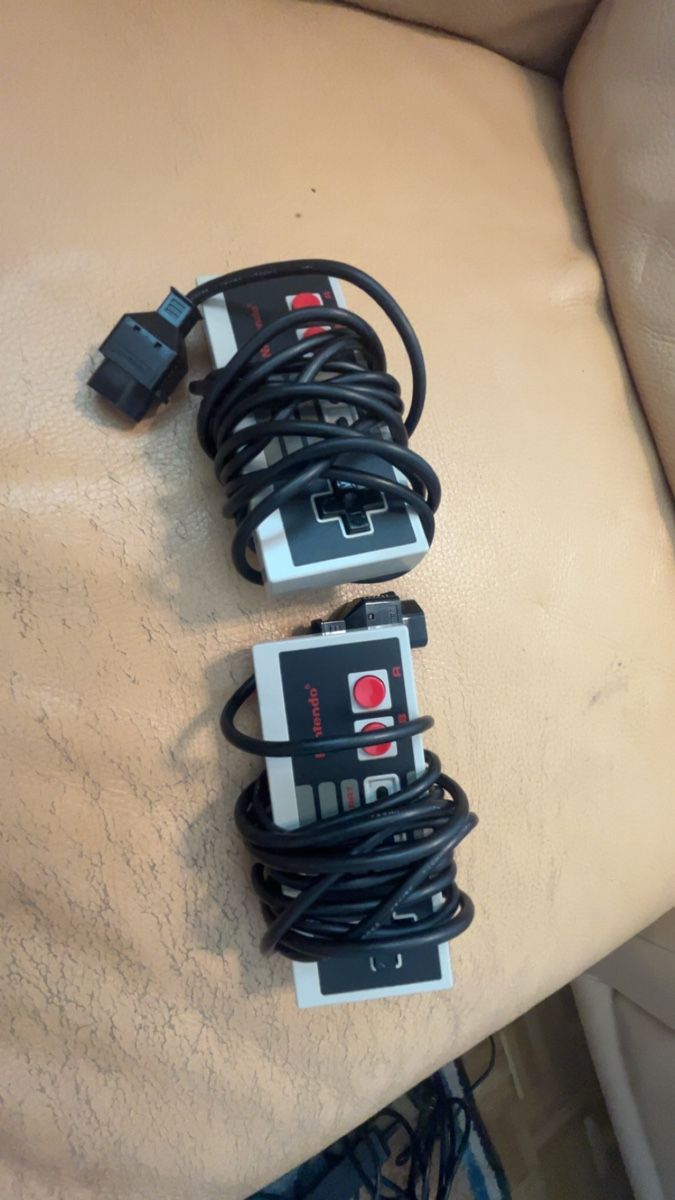 Nintendo Consoles: Nintendo NES Konsole Bundle inkl. 2 Controller & 5 Spiele – D'occasion à Buchs AG par dim_6c9l 4