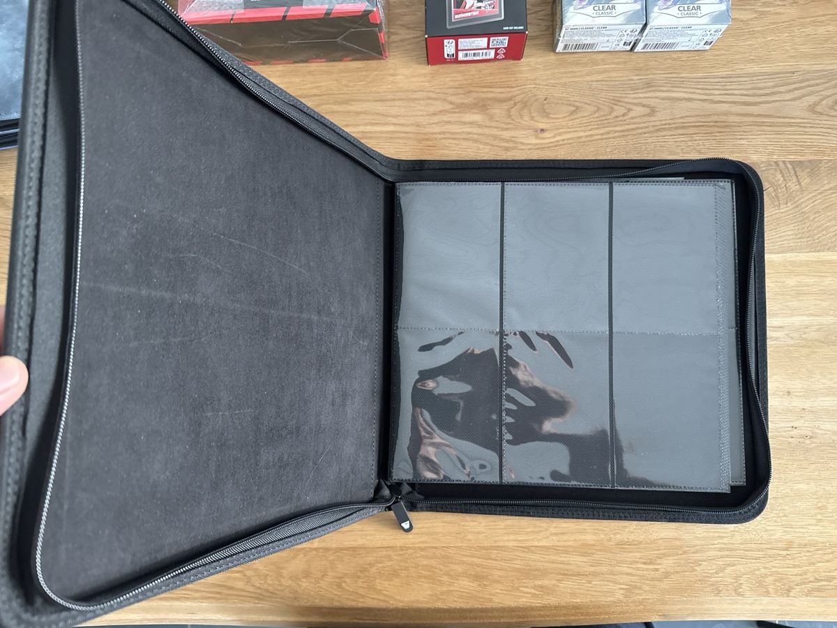Pokémon Raccoglitori: Gemloader Toploader Binder und Zubehör – Nuovo (secondo la descrizione) da Ichertswil venduto da EldenLord 1