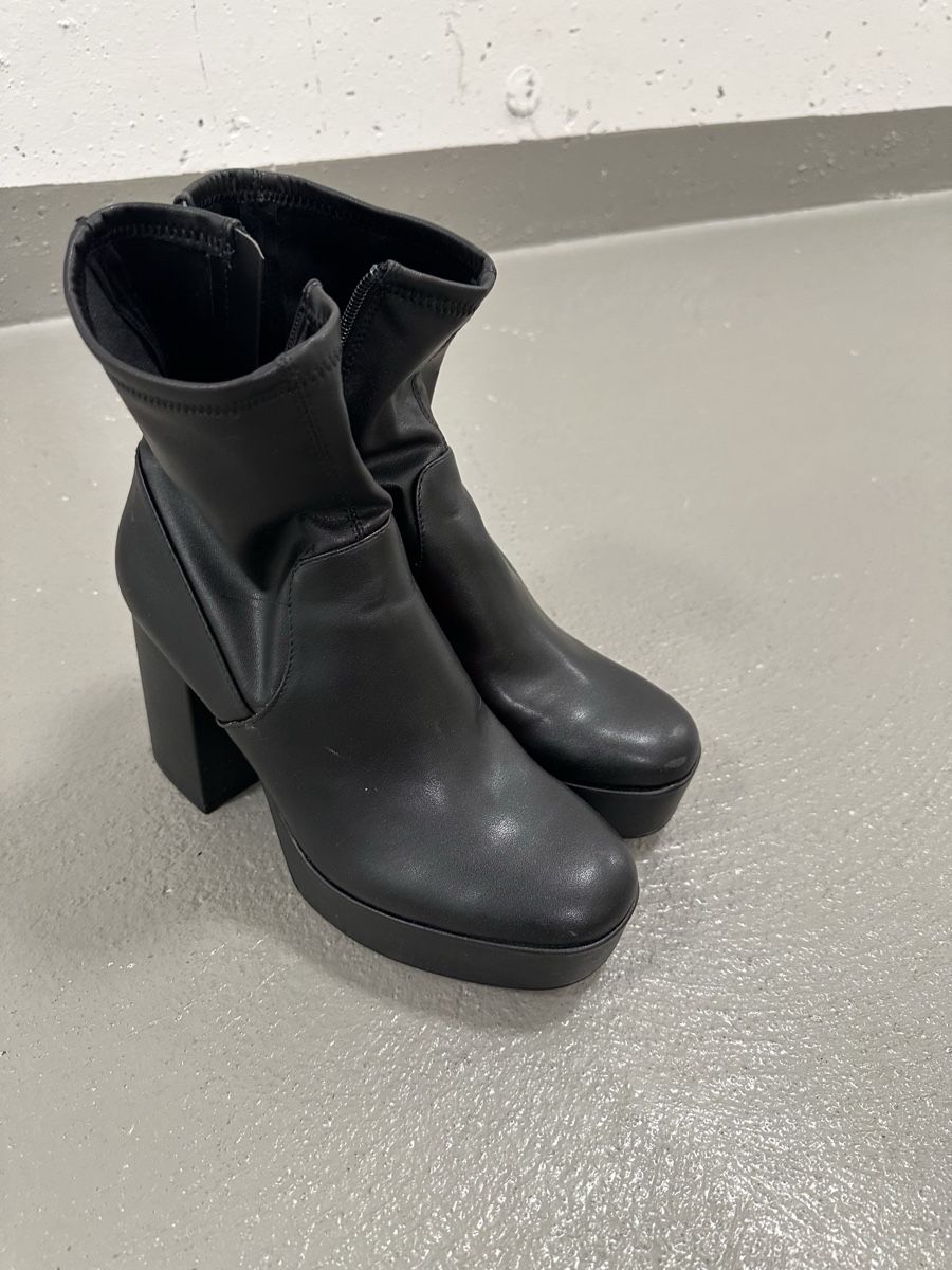 Bershka Scarpe da donna: Schwarze Stiefeletten mit Absatz, Grösse 38 – Usato da Oftringen venduto da Anci.di