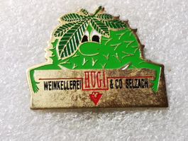 Ansteckpin 124: Heso x Hugi Weinkeller