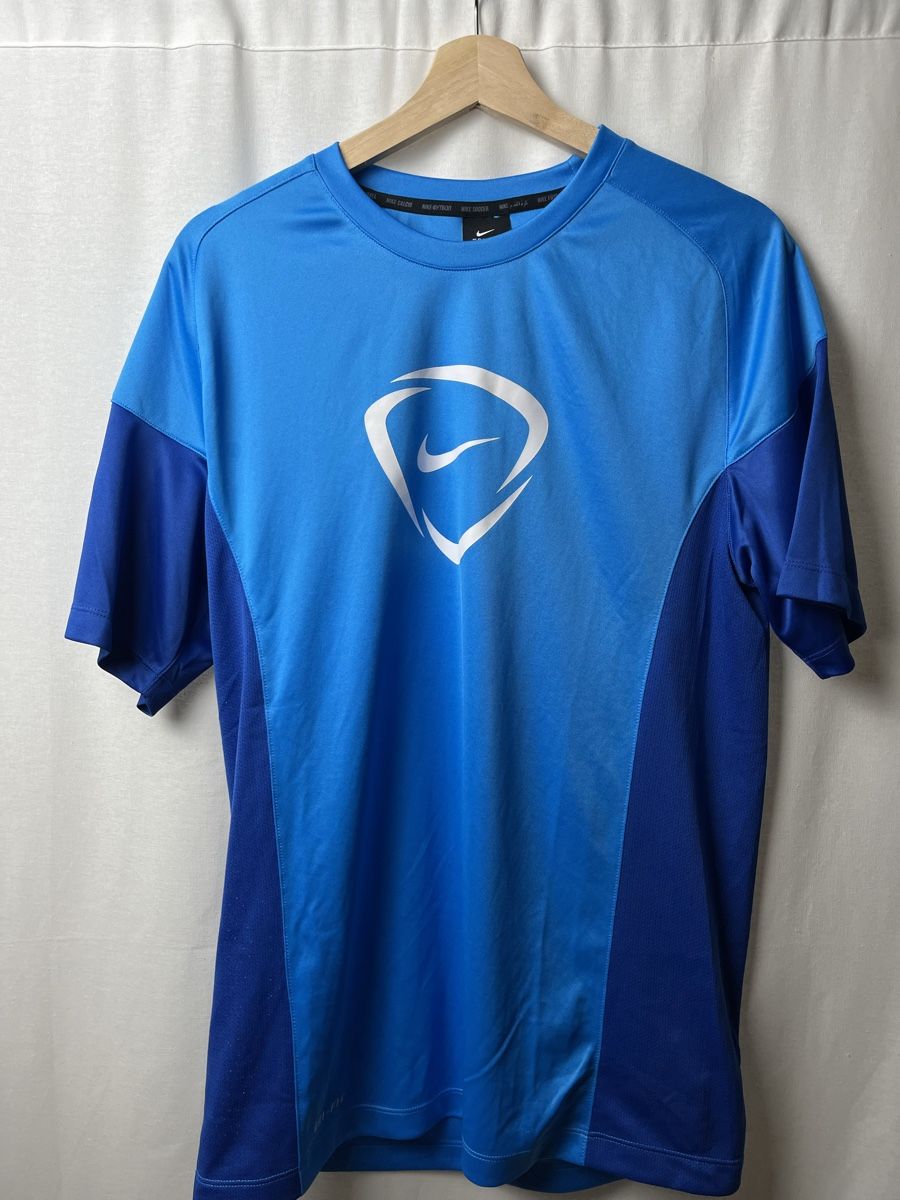Nike T-shirt: T-shirt Nike bleu – Nuovo (secondo la descrizione) da Les Avanchets venduto da lunedeneige.shop