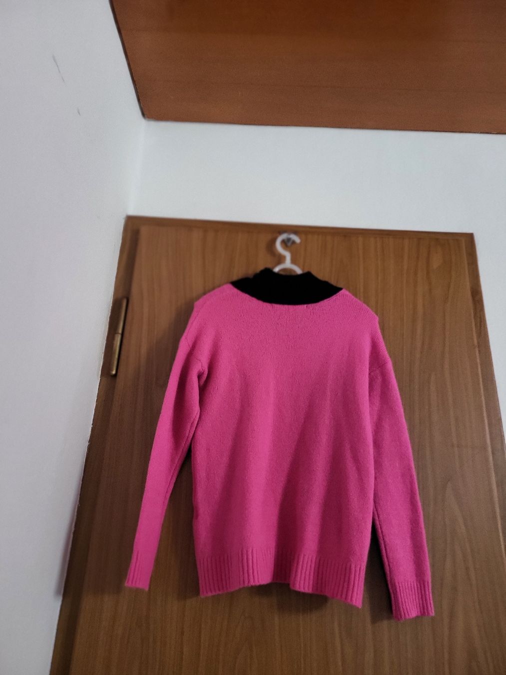 Guess Maglioni & Felpe: Pull GUESS rose et noir taille M/L – Usato da Niedergösgen venduto da Eva2410 1