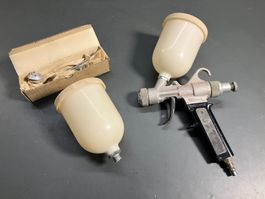 SATO - Farbspritzpistole m. 2 Fliesbecher u. Zubehör ab 1.-