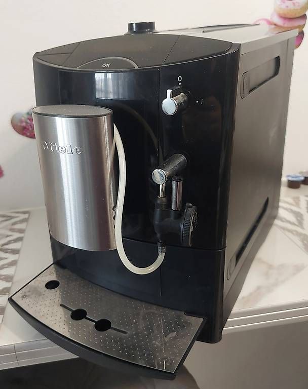 Macchine per caffè & Macchine per espresso: Machine à café automatique Miele – Usato da La Chaux-de-Fonds venduto da Joelcool