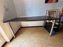 Design-Tisch mit Edelstahlgestell