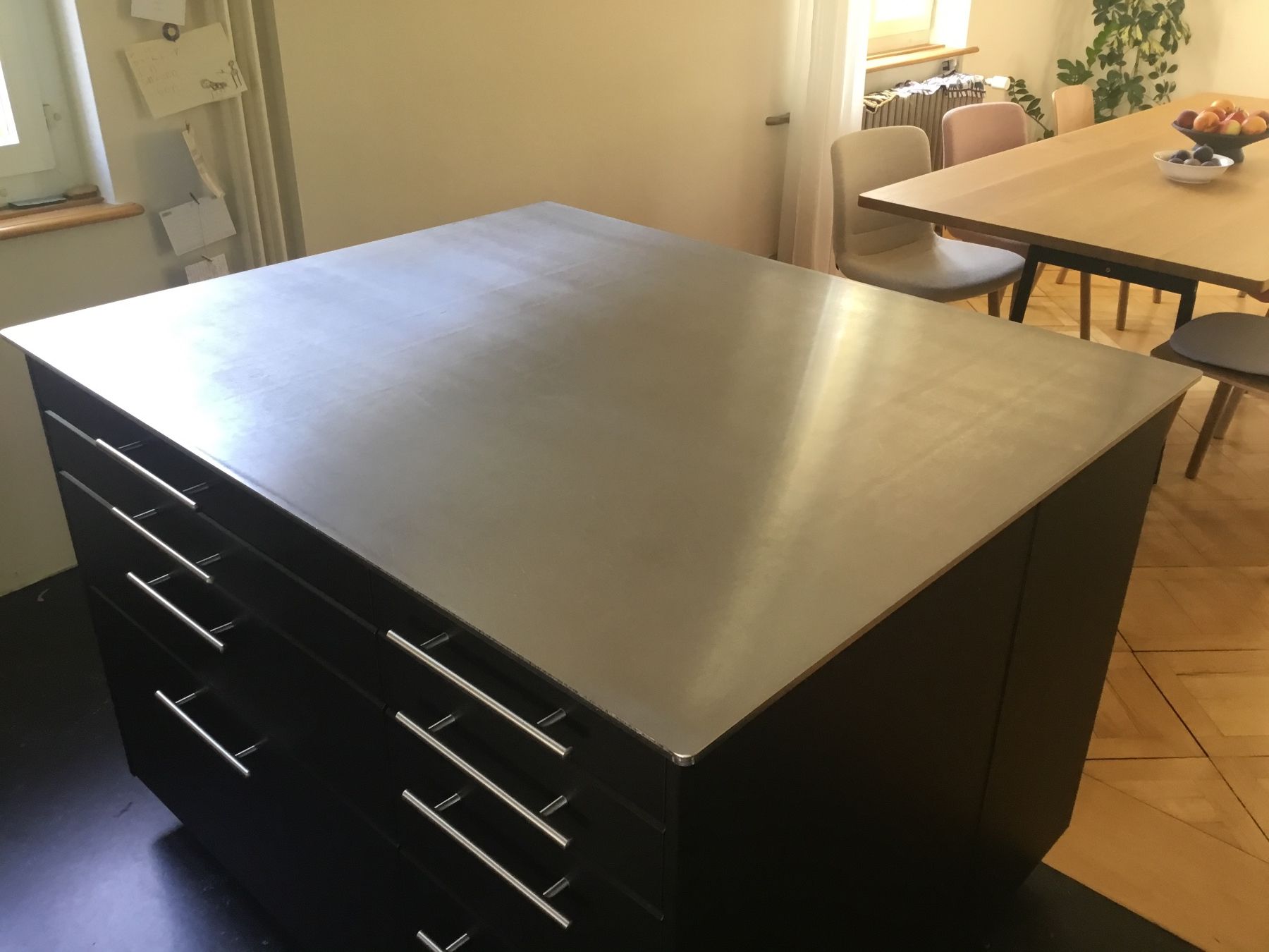 Cucine complete: Edelstahlarbeitsplatte zu Kücheninsel – Usato da Aarau venduto da Wehst