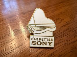 Anstecknadel Sony Cassettes Klavier Motiv gebraucht
