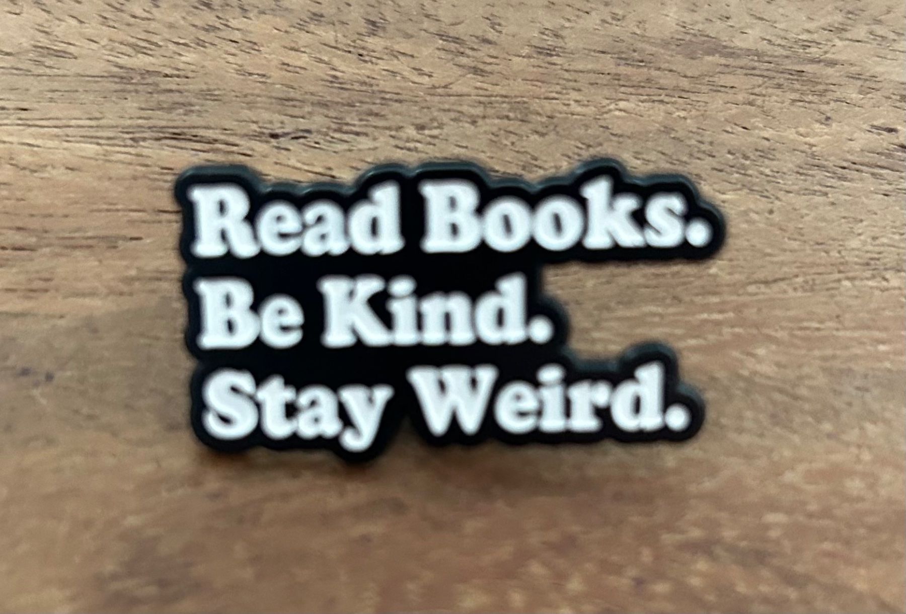 Placchette & Badge: Pin   Read Books. Be Kind. Stay Weird. – Nuovo e nell'imballaggio originale da Geneve venduto da vane267