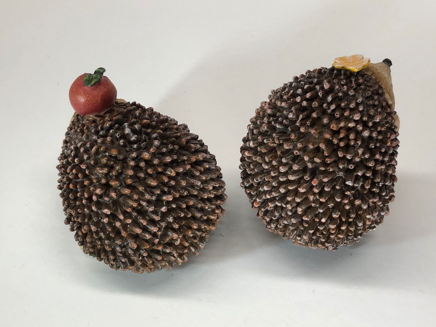 Statuette: Igel Paar / Polyresin - ca. 9 und 7cm hoch – Nuovo (secondo la descrizione) da Bergdietikon venduto da Garak 5