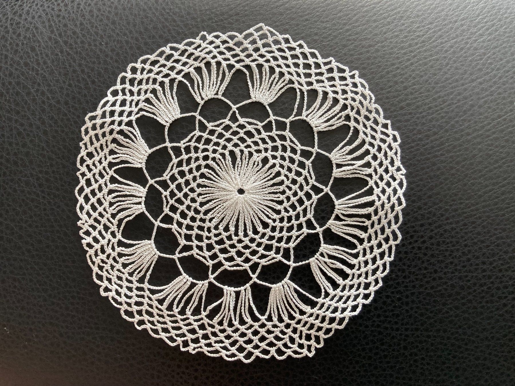Sottobicchieri: filigranes  Spitzendeckchen  Handarbeit gehäkelt – Usato da Subingen venduto da ArtBead