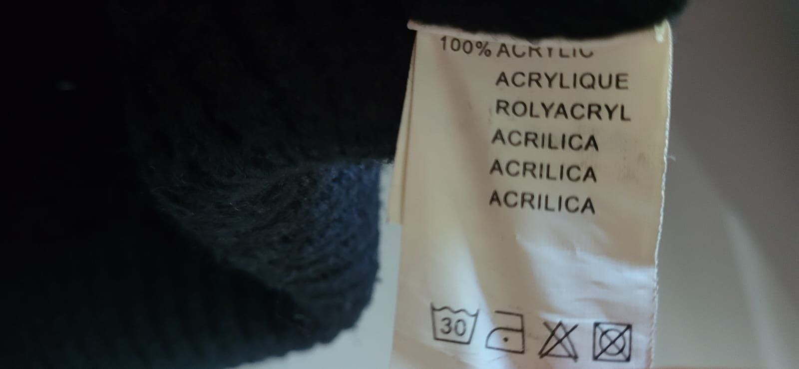 Pullover & Sweatshirts: Schwarzer Herrenpullover mit Rundhalsausschnitt – Gebraucht aus Curio von mia_vb5z 2