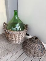 Grosse, grüne Korbflasche