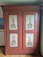 Antiker Schweizer Kleiderschrank mit Blumenmalerei