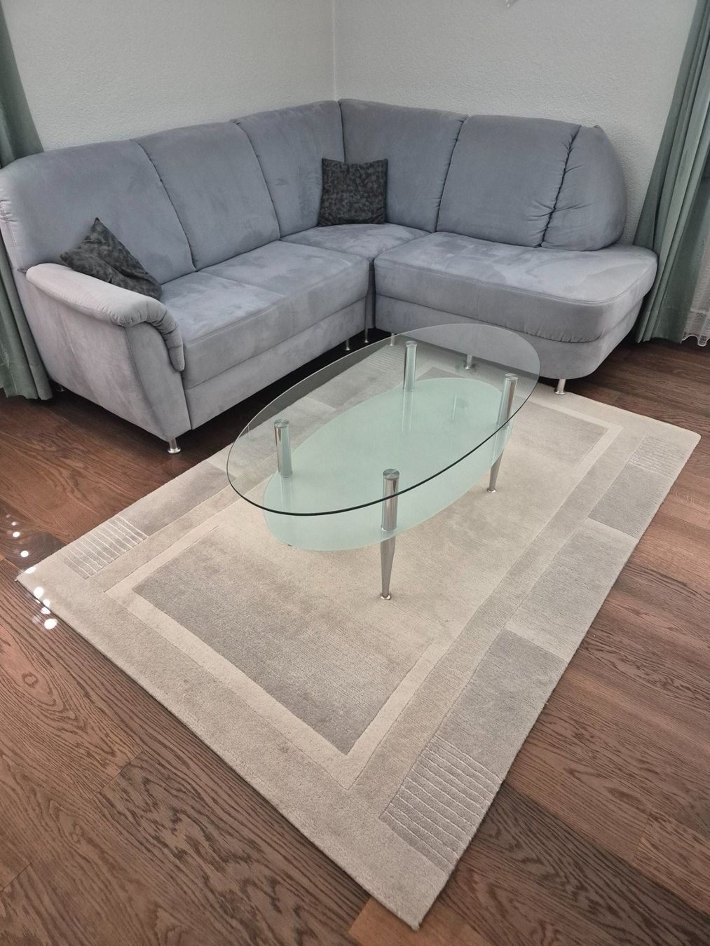 Sofas: Ecksofa mit Tisch und Teppich – D'occasion à Huttwil par Nadano