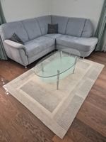 Ecksofa mit Tisch und Teppich